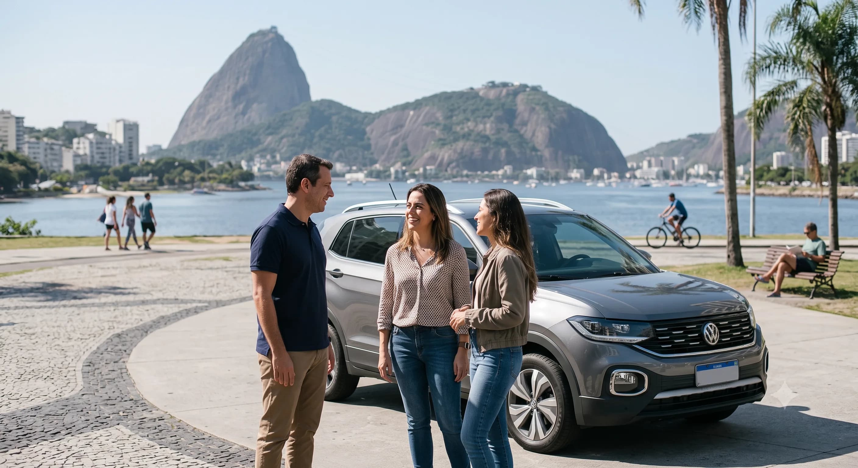 Pessoas conversando ao lado do carro, com a paisagem do Rio de Janeiro ao fundo